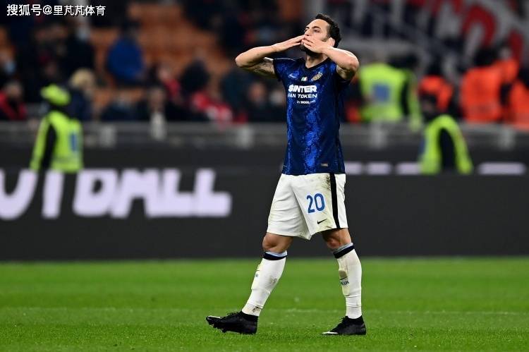 国米转会窗“忙碌不停歇”：25岁中场接替恰尔汗奥卢，曼城想要他