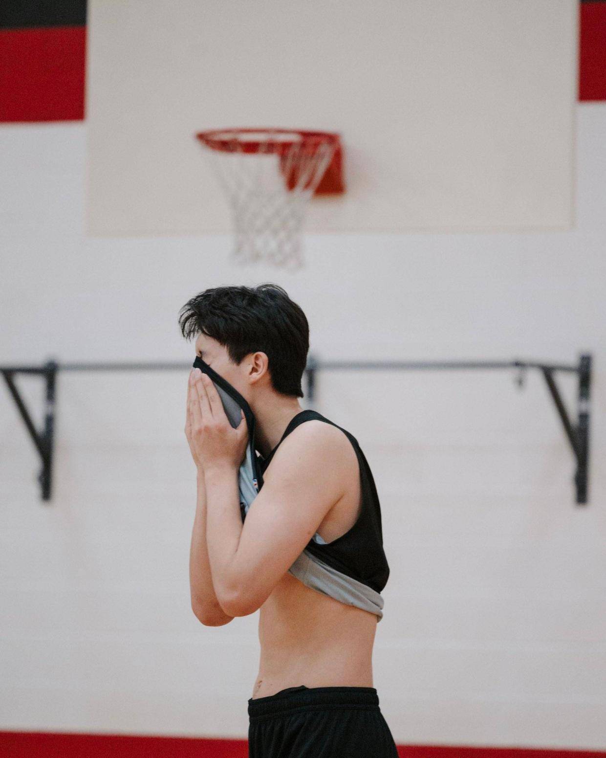 调整能力强！杨瀚森天崩开局 随后5助攻3封盖定神