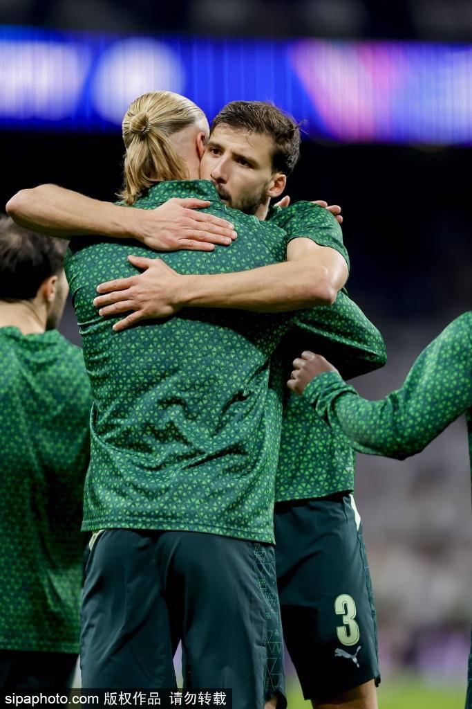 维尼修斯与哈维·阿隆索的“熊抱”:皇马内部矛盾的微妙信号